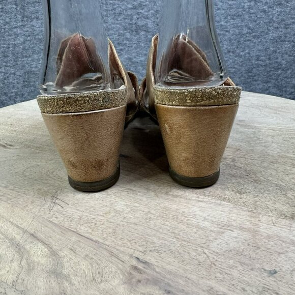 TAOS Soft Leather Womens Wedge Cork Sandals With Brass Accents Size 40 VGUC - Picture 4 of 7
